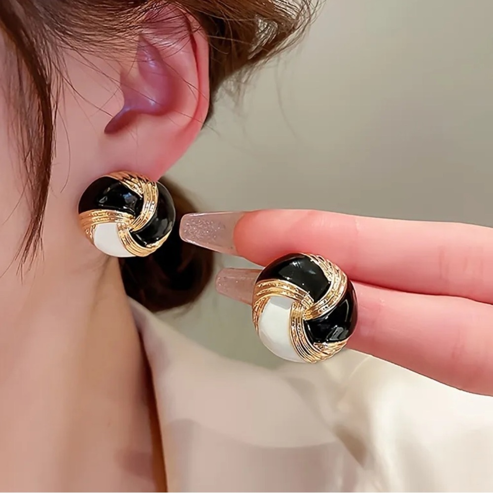 🖤Classic Gold Tone Black & White Round Enamel Earrings
